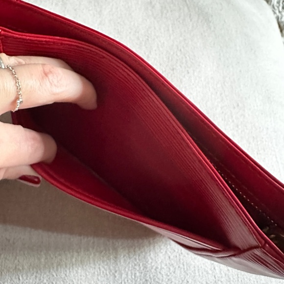 Louis Vuitton Sarvanga shoulder bag in red Epi leather - Picture 4 of 9
